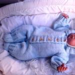 編み針で新生児用のオーバーオールを編む：パターンと説明