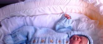 Monos de tejer para un recién nacido con agujas de tejer: patrones y descripción.
