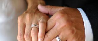 Kurā rokā ir laulības gredzeni?